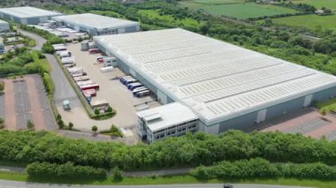 Dağıtım depolarının ve veri merkezi lojistik merkezinin hava drone görüntüsü. Birleşik Krallık, Avrupa 'daki kamyon kargo ithalat ve ihracatıyla birlikte.