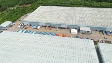 Dağıtım depolarının ve veri merkezi lojistik merkezinin hava drone görüntüsü. Birleşik Krallık, Avrupa 'daki kamyon kargo ithalat ve ihracatıyla birlikte.