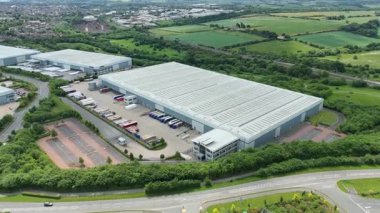 Dağıtım depolarının ve veri merkezi lojistik merkezinin hava drone görüntüsü. Birleşik Krallık, Avrupa 'daki kamyon kargo ithalat ve ihracatıyla birlikte.