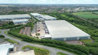 Dağıtım depolarının ve veri merkezi lojistik merkezinin hava drone görüntüsü. Birleşik Krallık, Avrupa 'daki kamyon kargo ithalat ve ihracatıyla birlikte.