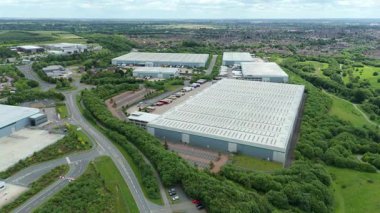 Dağıtım depolarının ve veri merkezi lojistik merkezinin hava drone görüntüsü. Birleşik Krallık, Avrupa 'daki kamyon kargo ithalat ve ihracatıyla birlikte.