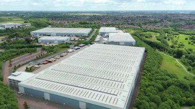 Dağıtım depolarının ve veri merkezi lojistik merkezinin hava drone görüntüsü. Birleşik Krallık, Avrupa 'daki kamyon kargo ithalat ve ihracatıyla birlikte.