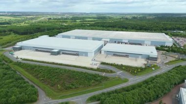 Dağıtım depolarının ve veri merkezi lojistik merkezinin hava drone görüntüsü. Birleşik Krallık, Avrupa 'daki kamyon kargo ithalat ve ihracatıyla birlikte.