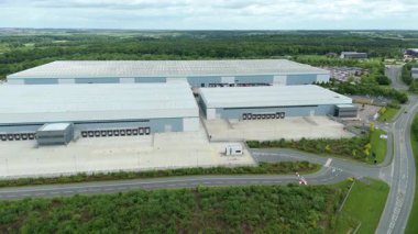 Dağıtım depolarının ve veri merkezi lojistik merkezinin hava drone görüntüsü. Birleşik Krallık, Avrupa 'daki kamyon kargo ithalat ve ihracatıyla birlikte.