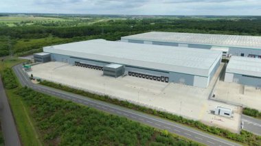 Dağıtım depolarının ve veri merkezi lojistik merkezinin hava drone görüntüsü. Birleşik Krallık, Avrupa 'daki kamyon kargo ithalat ve ihracatıyla birlikte.