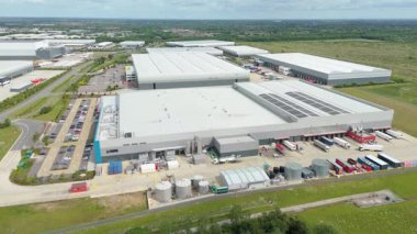 Dağıtım depolarının ve veri merkezi lojistik merkezinin Peterborough, İngiltere 'deki kamyon kargo ithalat ve ihracatıyla ilgili drone görüntüsü.