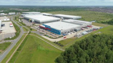 Dağıtım depolarının ve veri merkezi lojistik merkezinin Peterborough, İngiltere 'deki kamyon kargo ithalat ve ihracatıyla ilgili drone görüntüsü.