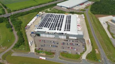 Dağıtım depolarının ve veri merkezi lojistik merkezinin Peterborough, İngiltere 'deki kamyon kargo ithalat ve ihracatıyla ilgili drone görüntüsü.