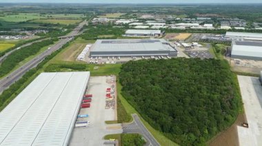 Dağıtım depolarının ve veri merkezi lojistik merkezinin Peterborough, İngiltere 'deki kamyon kargo ithalat ve ihracatıyla ilgili drone görüntüsü.