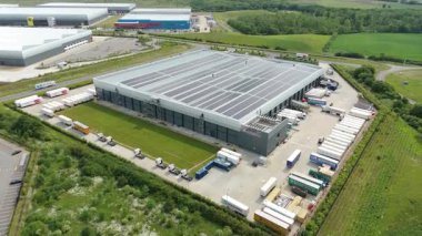 Dağıtım depolarının ve veri merkezi lojistik merkezinin Peterborough, İngiltere 'deki kamyon kargo ithalat ve ihracatıyla ilgili drone görüntüsü.