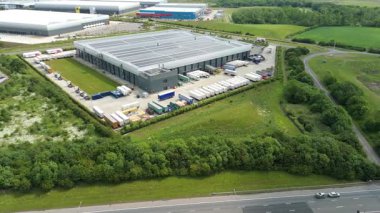 Dağıtım depolarının ve veri merkezi lojistik merkezinin Peterborough, İngiltere 'deki kamyon kargo ithalat ve ihracatıyla ilgili drone görüntüsü.