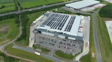 Dağıtım depolarının ve veri merkezi lojistik merkezinin Peterborough, İngiltere 'deki kamyon kargo ithalat ve ihracatıyla ilgili drone görüntüsü.