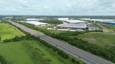 Dağıtım depolarının ve veri merkezi lojistik merkezinin Peterborough, İngiltere 'deki kamyon kargo ithalat ve ihracatıyla ilgili drone görüntüsü.