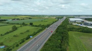 Dağıtım depolarının ve veri merkezi lojistik merkezinin Peterborough, İngiltere 'deki kamyon kargo ithalat ve ihracatıyla ilgili drone görüntüsü.