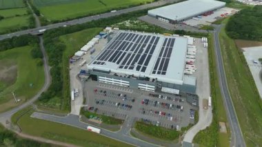 Dağıtım depolarının ve veri merkezi lojistik merkezinin Peterborough, İngiltere 'deki kamyon kargo ithalat ve ihracatıyla ilgili drone görüntüsü.