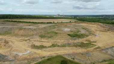 Birleşik Krallık 'taki devasa bir sanayi kireçtaşı ocağı ve toplu çıkartma alanının geniş hava manzarası