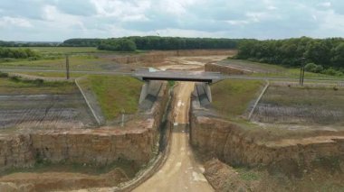 Birleşik Krallık 'taki devasa bir sanayi kireçtaşı ocağı ve toplu çıkartma alanının geniş hava manzarası