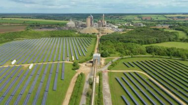 Güneş enerjisi santralinin hava aracı görüntüsü, yenilenebilir elektrik üreten fotovoltaik paneller, kırsal alanda yeşil enerji altyapısı, Avrupa Birleşik Devletleri.