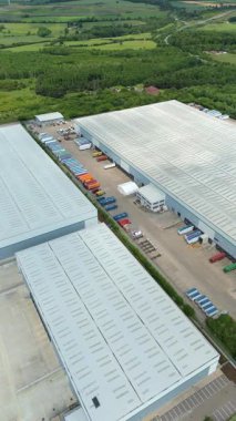 Birleşik Krallık 'taki sanayi fabrikaları, üretim tesisleri, dağıtım merkezleri ve depoların hava aracı görüntüsü.