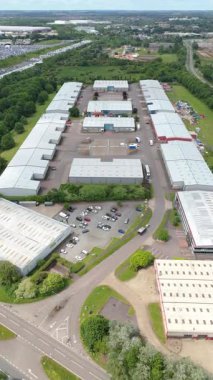 Dağıtım depolarının ve veri merkezi lojistik merkezinin hava drone görüntüsü. Birleşik Krallık, Avrupa 'daki kamyon kargo ithalat ve ihracatıyla birlikte.