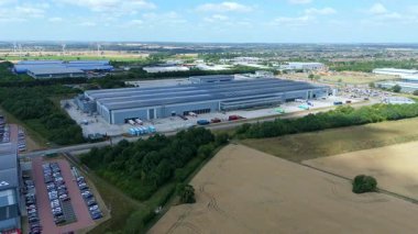 Biggleswade İngiltere 'deki kamyon kargo ithalat ve ihracatıyla birlikte dağıtım depolarının ve veri merkezi lojistik merkezinin insansız hava aracı görüntüsü.