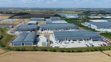 Biggleswade İngiltere 'deki kamyon kargo ithalat ve ihracatıyla birlikte dağıtım depolarının ve veri merkezi lojistik merkezinin insansız hava aracı görüntüsü.