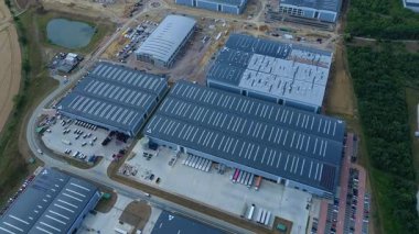 Biggleswade İngiltere 'deki kamyon kargo ithalat ve ihracatıyla birlikte dağıtım depolarının ve veri merkezi lojistik merkezinin insansız hava aracı görüntüsü.