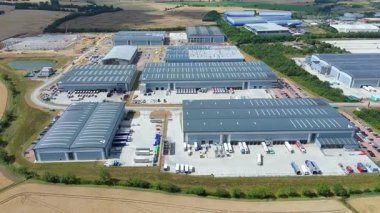 Biggleswade İngiltere 'deki kamyon kargo ithalat ve ihracatıyla birlikte dağıtım depolarının ve veri merkezi lojistik merkezinin insansız hava aracı görüntüsü.