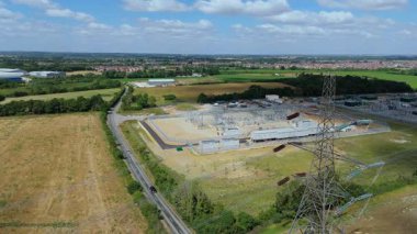 Gücü ulusal şebekeye aktarmak için elektrik santralinin, elektrik hatlarının, direklerin ve trafonun insansız hava aracı görüntüsü.