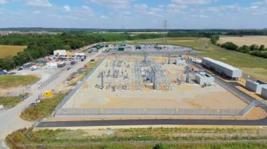 Gücü ulusal şebekeye aktarmak için elektrik santralinin, elektrik hatlarının, direklerin ve trafonun insansız hava aracı görüntüsü.