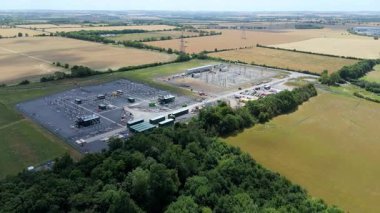 Gücü ulusal şebekeye aktarmak için elektrik santralinin, elektrik hatlarının, direklerin ve trafonun insansız hava aracı görüntüsü.