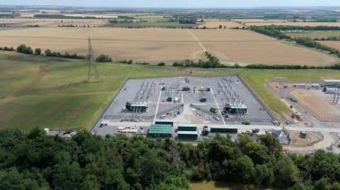 Gücü ulusal şebekeye aktarmak için elektrik santralinin, elektrik hatlarının, direklerin ve trafonun insansız hava aracı görüntüsü.