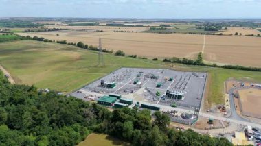 Gücü ulusal şebekeye aktarmak için elektrik santralinin, elektrik hatlarının, direklerin ve trafonun insansız hava aracı görüntüsü.