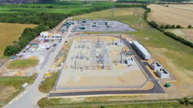 Gücü ulusal şebekeye aktarmak için elektrik santralinin, elektrik hatlarının, direklerin ve trafonun insansız hava aracı görüntüsü.