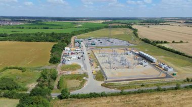 Gücü ulusal şebekeye aktarmak için elektrik santralinin, elektrik hatlarının, direklerin ve trafonun insansız hava aracı görüntüsü.