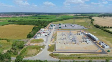 Gücü ulusal şebekeye aktarmak için elektrik santralinin, elektrik hatlarının, direklerin ve trafonun insansız hava aracı görüntüsü.