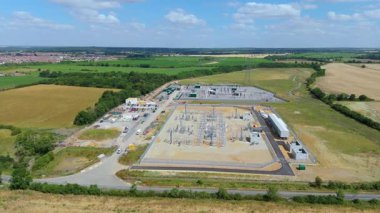 Gücü ulusal şebekeye aktarmak için elektrik santralinin, elektrik hatlarının, direklerin ve trafonun insansız hava aracı görüntüsü.