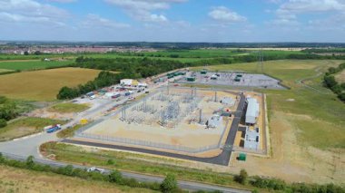 Gücü ulusal şebekeye aktarmak için elektrik santralinin, elektrik hatlarının, direklerin ve trafonun insansız hava aracı görüntüsü.