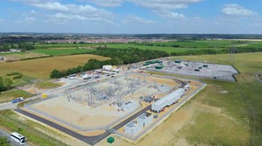 Gücü ulusal şebekeye aktarmak için elektrik santralinin, elektrik hatlarının, direklerin ve trafonun insansız hava aracı görüntüsü.