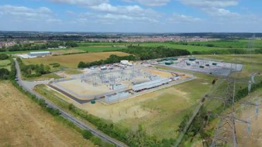 Gücü ulusal şebekeye aktarmak için elektrik santralinin, elektrik hatlarının, direklerin ve trafonun insansız hava aracı görüntüsü.