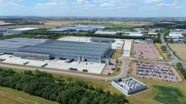 Biggleswade İngiltere 'deki kamyon kargo ithalat ve ihracatıyla birlikte dağıtım depolarının ve veri merkezi lojistik merkezinin insansız hava aracı görüntüsü.