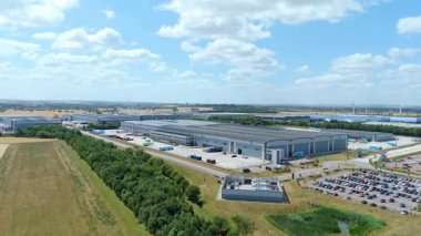 Biggleswade İngiltere 'deki kamyon kargo ithalat ve ihracatıyla birlikte dağıtım depolarının ve veri merkezi lojistik merkezinin insansız hava aracı görüntüsü.