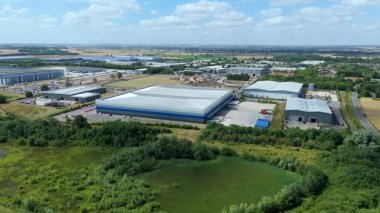 Biggleswade İngiltere 'deki kamyon kargo ithalat ve ihracatıyla birlikte dağıtım depolarının ve veri merkezi lojistik merkezinin insansız hava aracı görüntüsü.