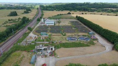 Birleşik Krallık 'ta büyük ölçekli bir kanalizasyon arıtma tesisi ve su arıtma tesisinin hava perspektifi
