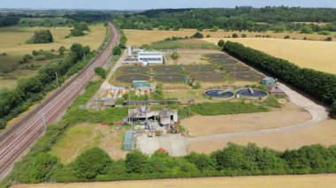 Birleşik Krallık 'ta büyük ölçekli bir kanalizasyon arıtma tesisi ve su arıtma tesisinin hava perspektifi