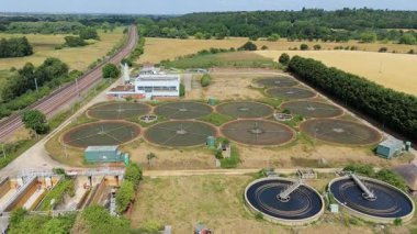 Birleşik Krallık 'ta büyük ölçekli bir kanalizasyon arıtma tesisi ve su arıtma tesisinin hava perspektifi