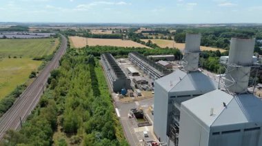 Büyük enerji santralinin hava aracı görüntüsü, elektrik üretimi, bacalar, türbinler ve tren hatları, Küçük Barford, İngiltere 'de ateşlenen kömür