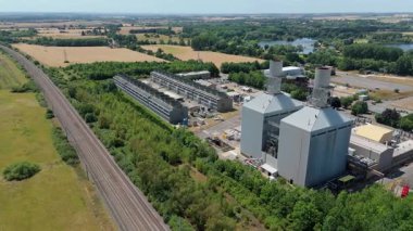 Büyük enerji santralinin hava aracı görüntüsü, elektrik üretimi, bacalar, türbinler ve tren hatları, Küçük Barford, İngiltere 'de ateşlenen kömür