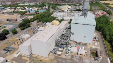 Büyük enerji santralinin hava aracı görüntüsü, elektrik üretimi, bacalar, türbinler ve tren hatları, Küçük Barford, İngiltere 'de ateşlenen kömür