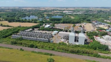 Büyük enerji santralinin hava aracı görüntüsü, elektrik üretimi, bacalar, türbinler ve tren hatları, Küçük Barford, İngiltere 'de ateşlenen kömür